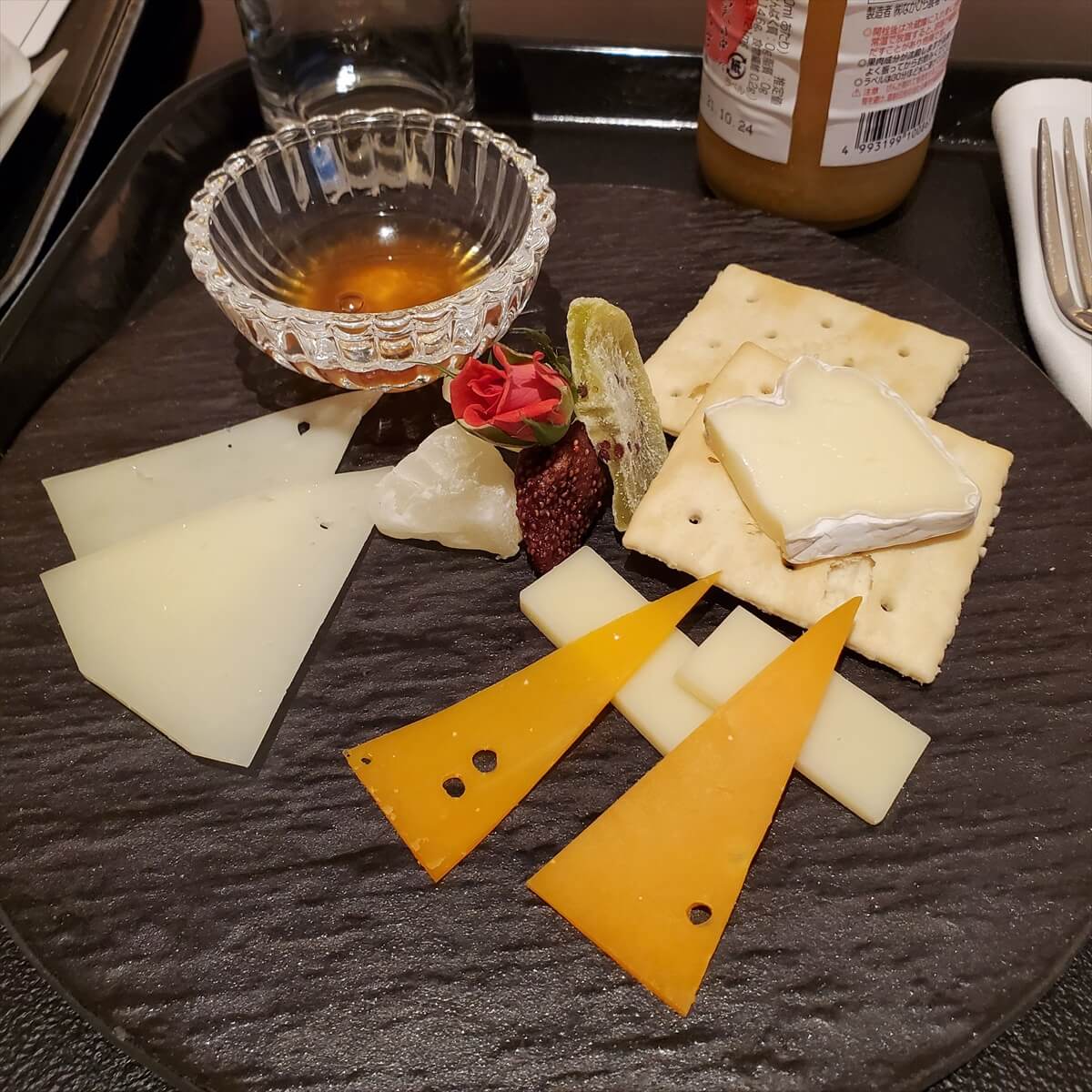 ACホテル銀座のウェルカムギフトのチーズ＆クラッカー盛り合わせ