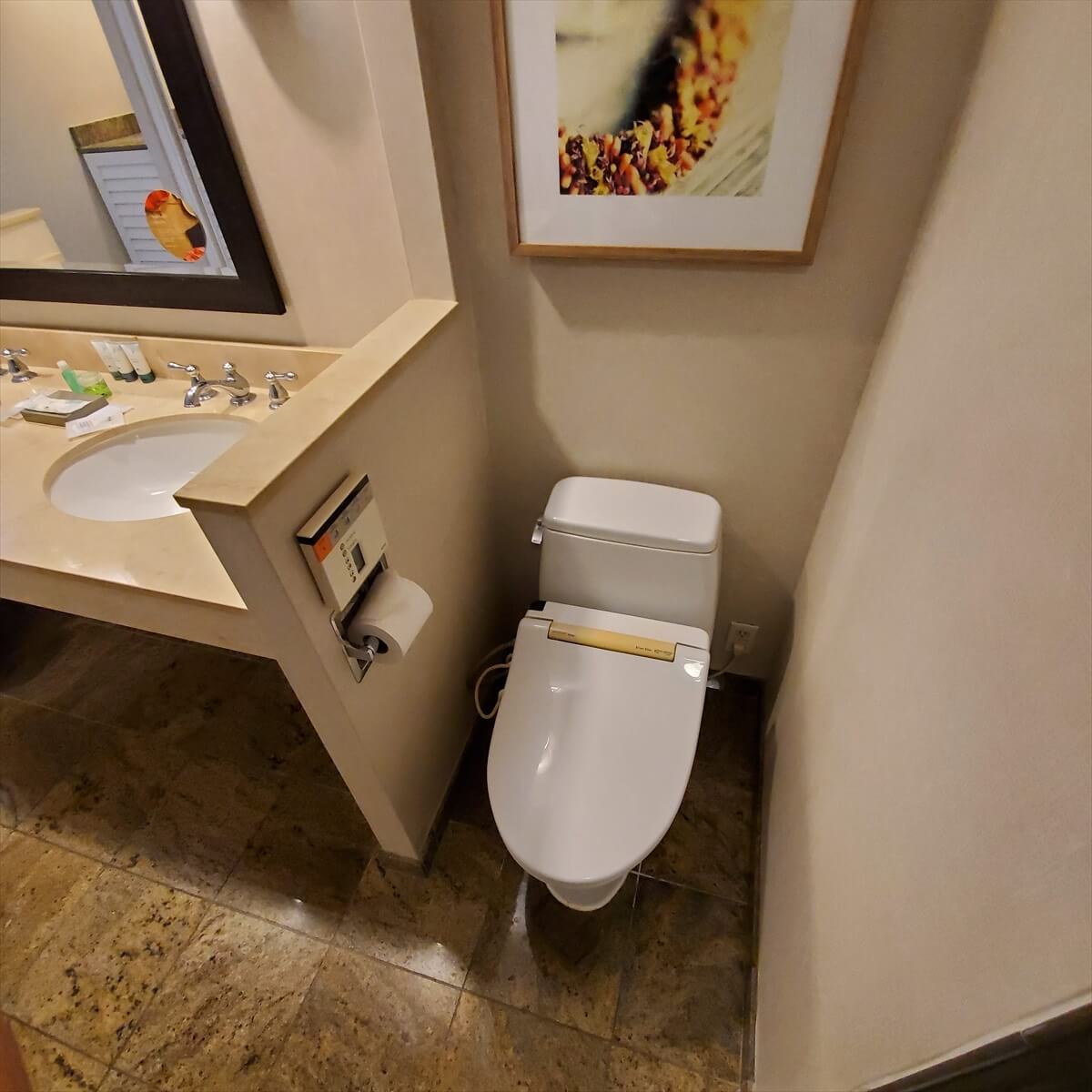 モアナサーフライダーのタワーオーシャンフロントスイートのトイレ