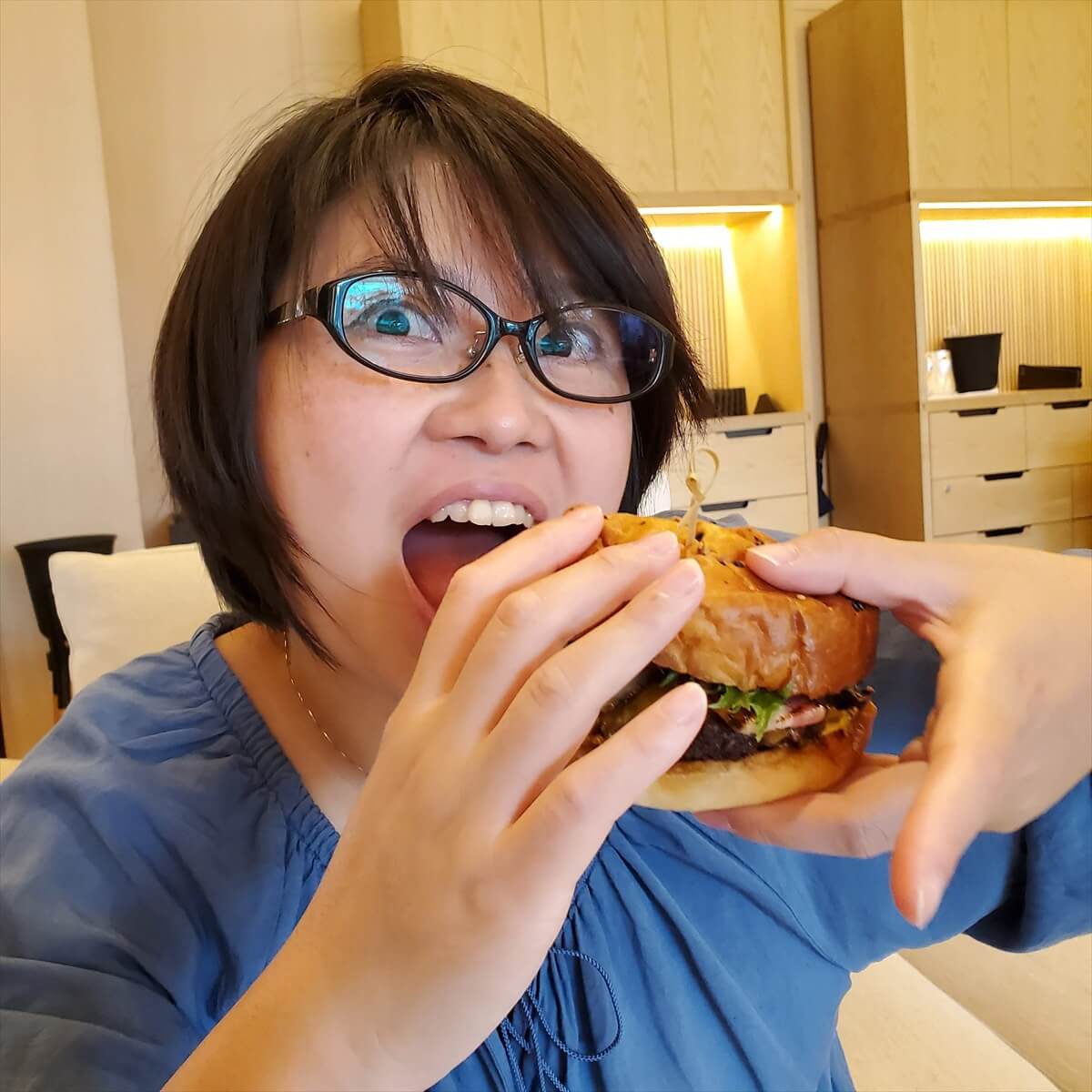 リッツカールトン日光のハンバーガー「和牛バーガー」を食べようとするりっちゃん