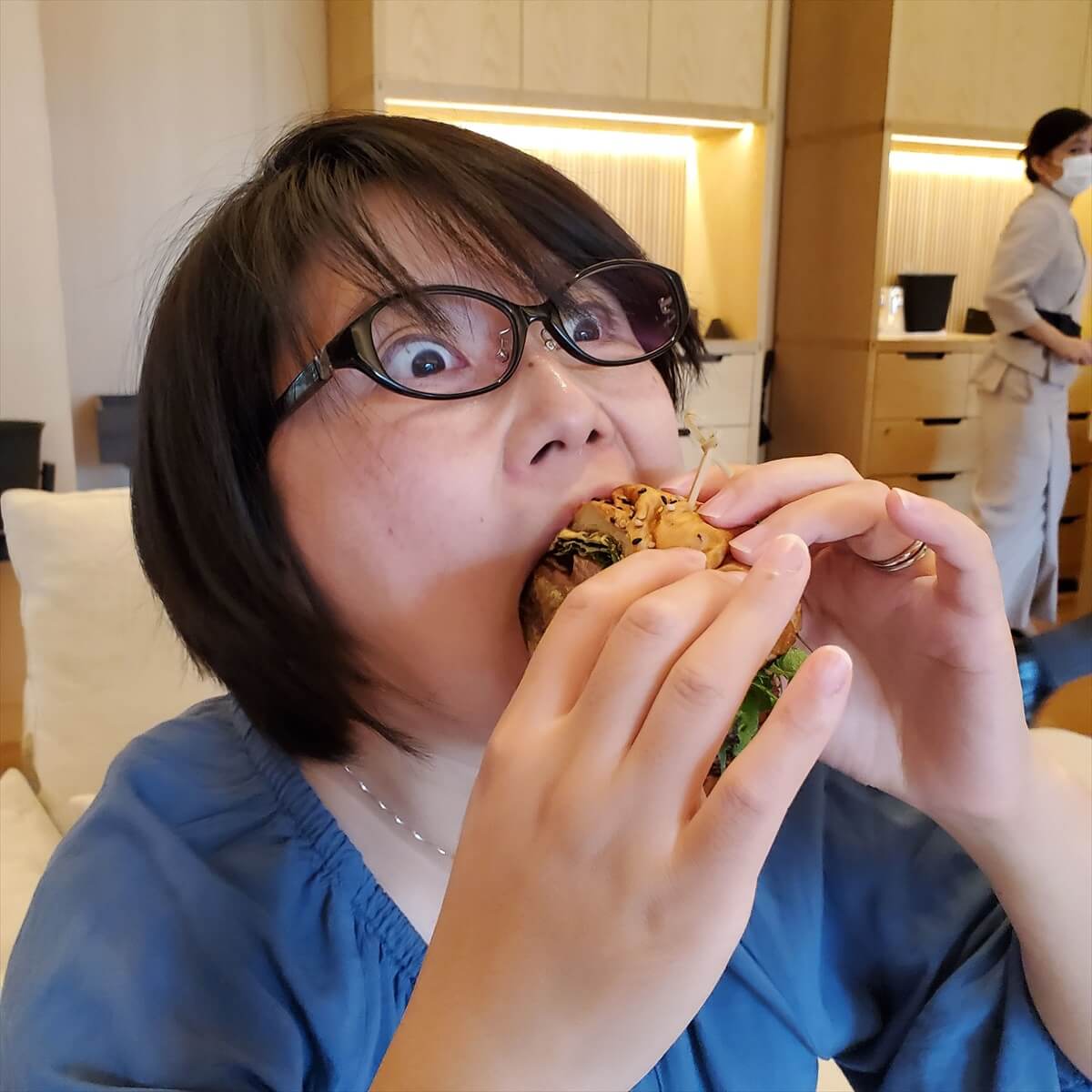 リッツカールトン日光のハンバーガー「和牛バーガー」にかぶりつこうとするりっちゃん