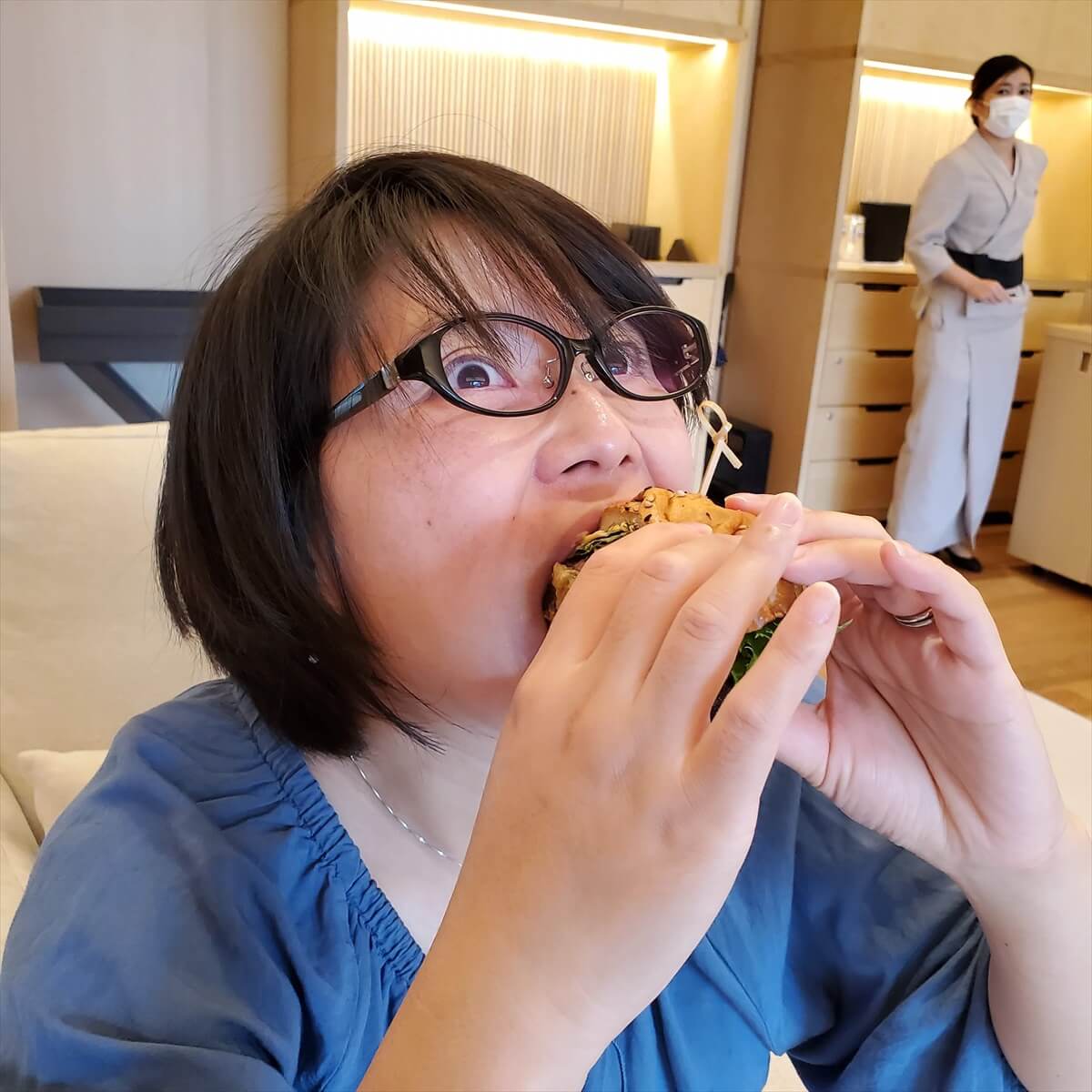 リッツカールトン日光のハンバーガー「和牛バーガー」にかぶりつくりっちゃん