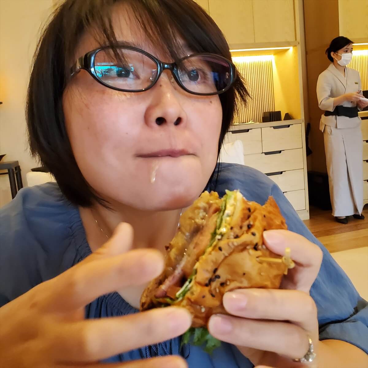 リッツカールトン日光のハンバーガー「和牛バーガー」を食べたりっちゃん