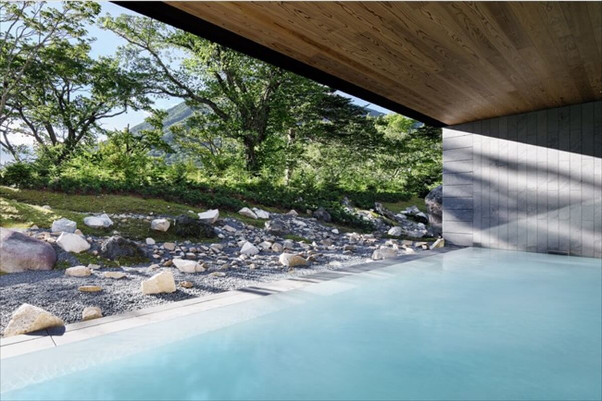 リッツカールトン日光の温泉大浴場の露天風呂の景色