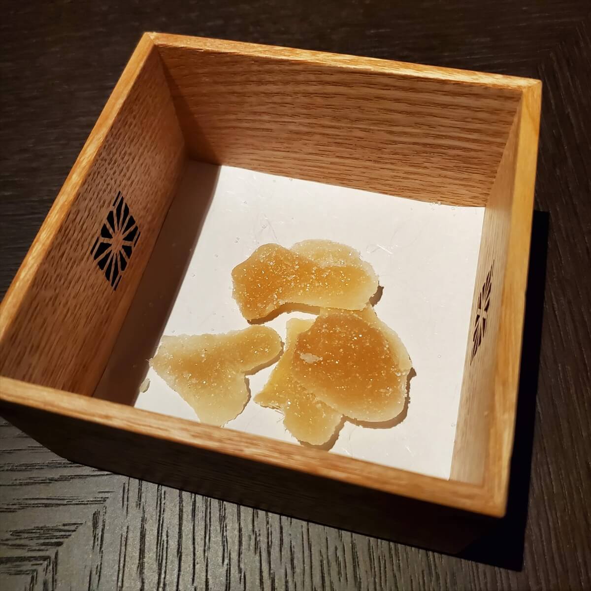 リッツカールトン日光の中禅寺湖ビューの部屋のターンダウンで提供された生姜のお菓子