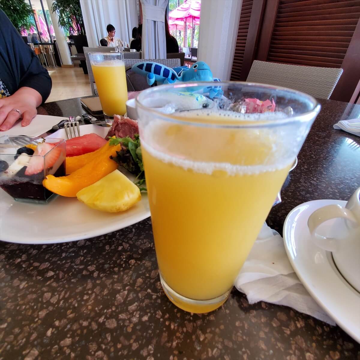 ロイヤルハワイアンホテルのサーフラナイでの朝食のオレンジジュース