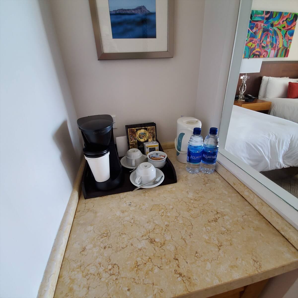 ロイヤルハワイアンホテルのマイラニタワーオーシャンフロントの部屋のコーヒーメーカーと水