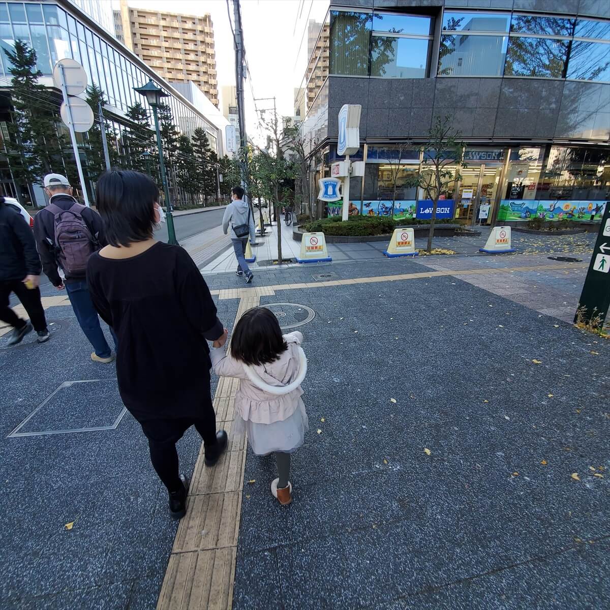 仙台トラストタワーの隣のローソン