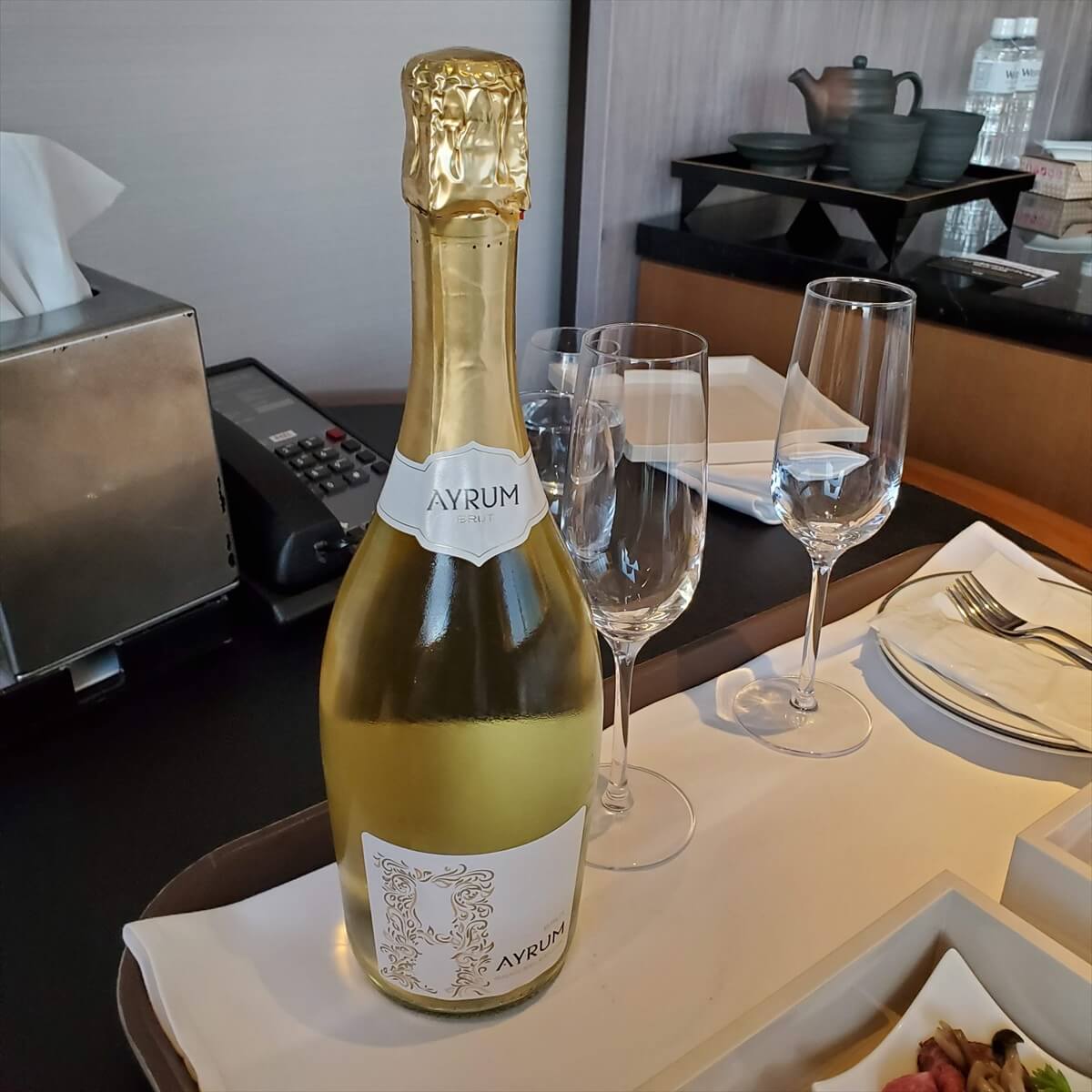 ウェスティンホテル仙台のラウンジ代替サービスのスパークリングワインのフルボトル