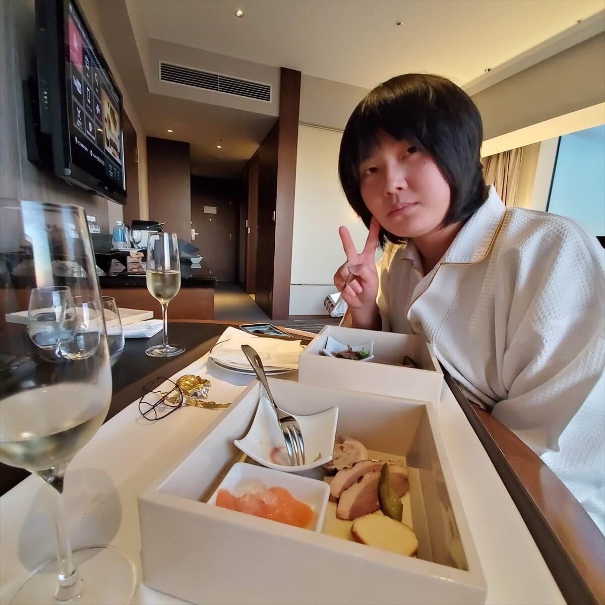 ウェスティンホテル仙台のラウンジ代替サービスのオードブルを食べるりっちゃん