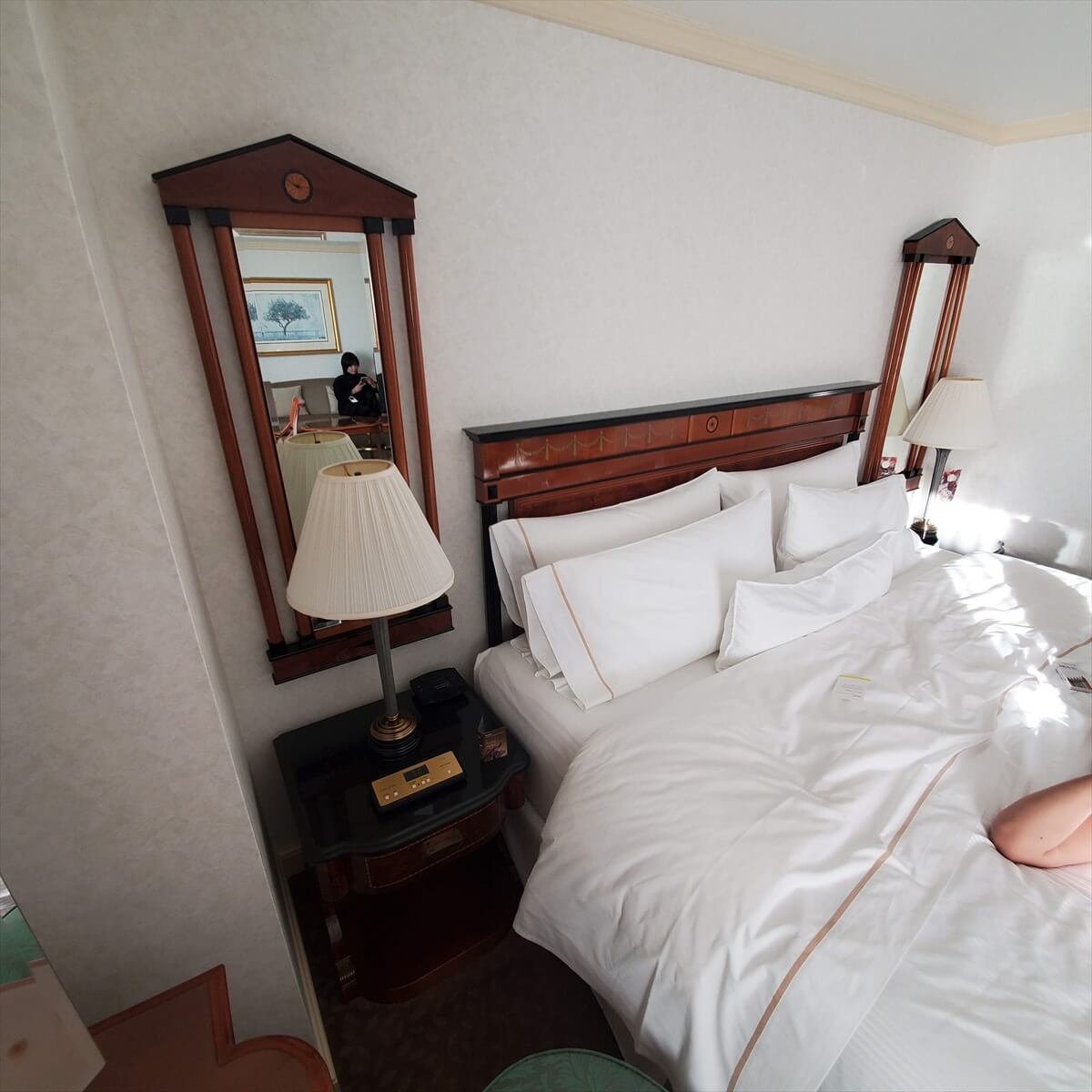 ウェスティンホテル東京のエグゼクティブルームキングの部屋のベッドサイド