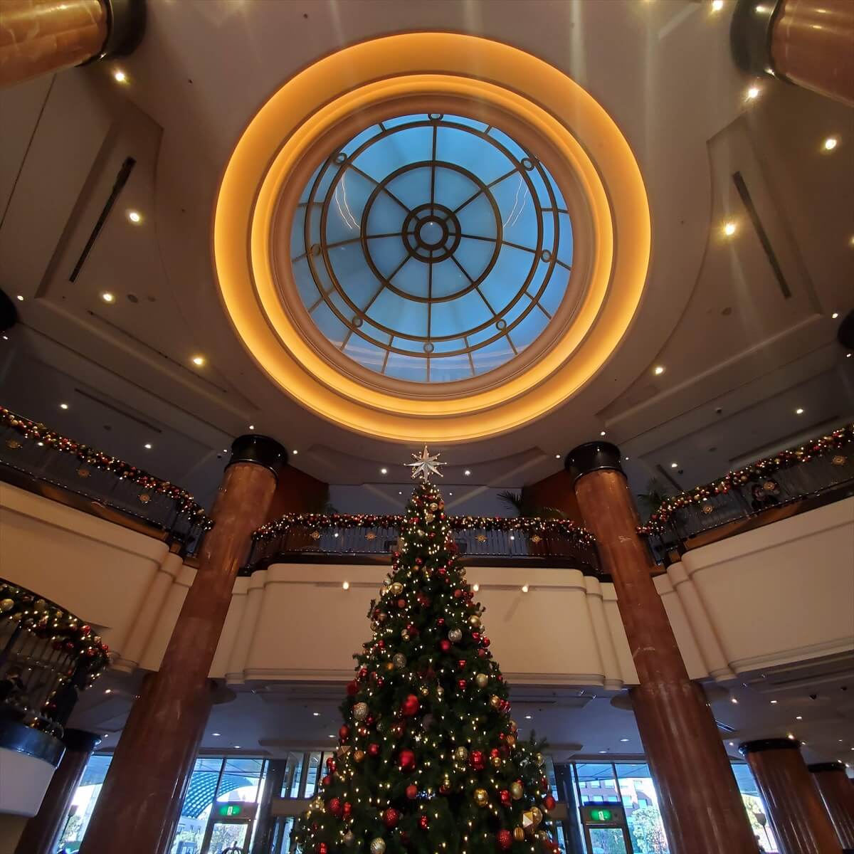 ウェスティンホテル東京のロビーのクリスマスツリーから天井を見る