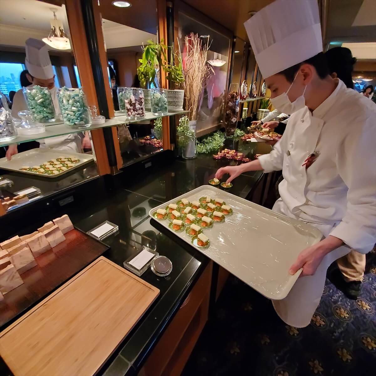 ウェスティンホテル東京のクラブラウンジ「ウェスティンクラブ」のカクテルタイムの料理の準備