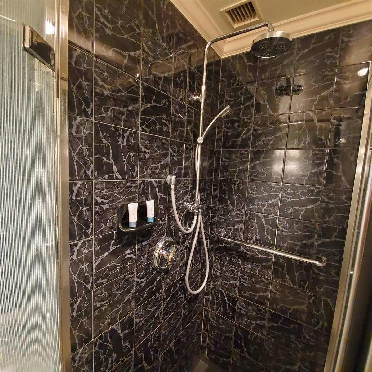 ウェスティンホテル東京のエグゼクティブルームキングの部屋のシャワールームの中