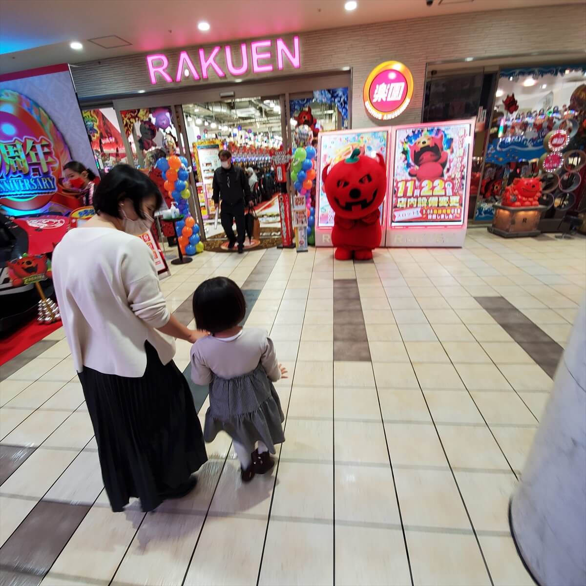 楽園なんば店のマスコットのヤバイラー