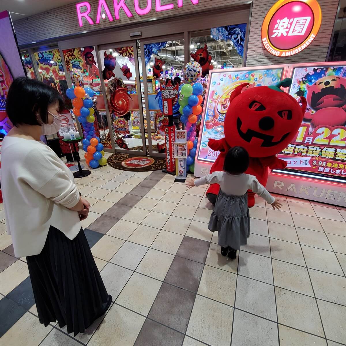 楽園なんば店のマスコットのヤバイラー