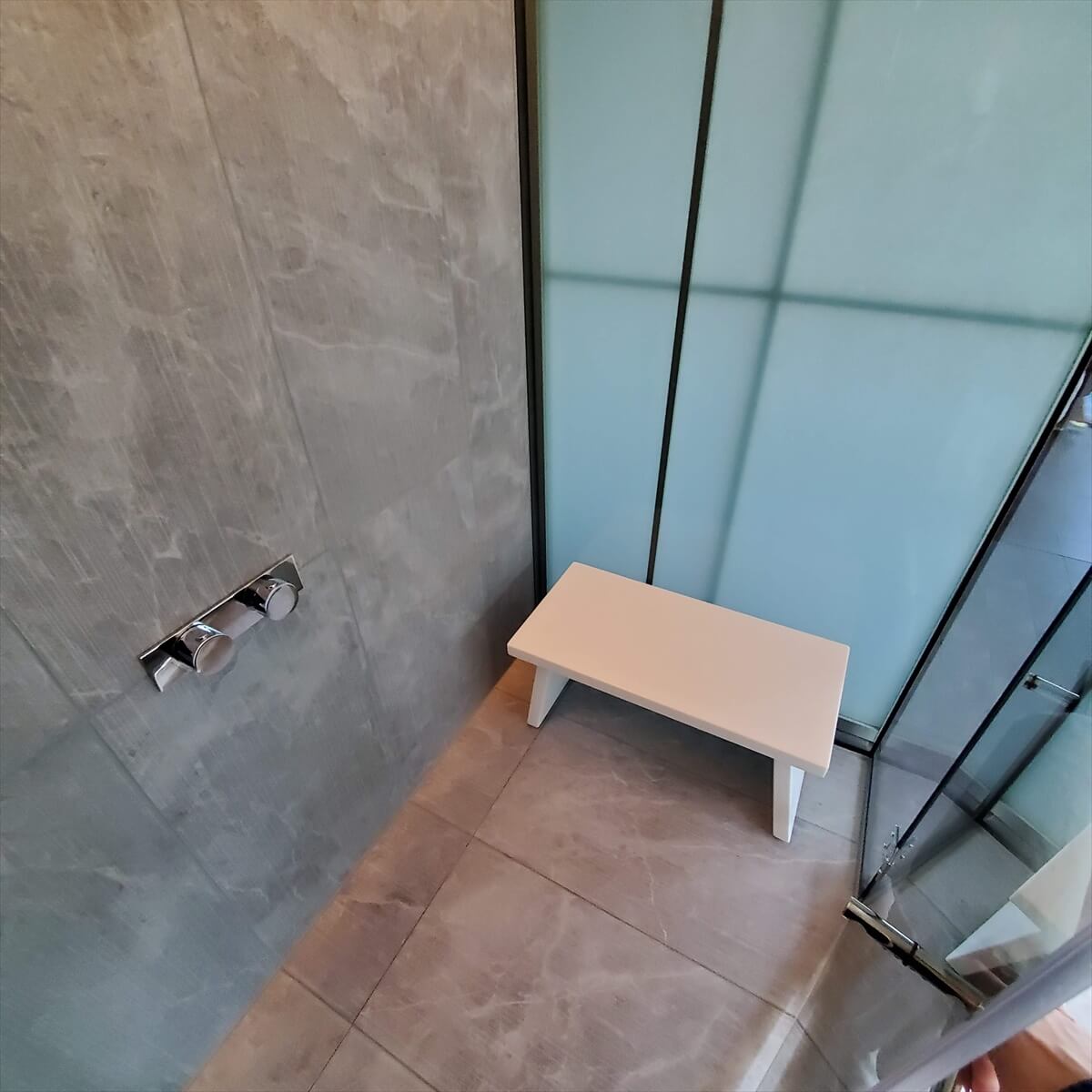 W大阪マーベラススイートのシャワー室の椅子