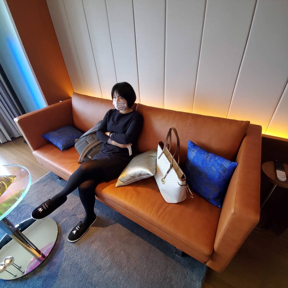 W大阪マーベラススイートのリビングのソファー