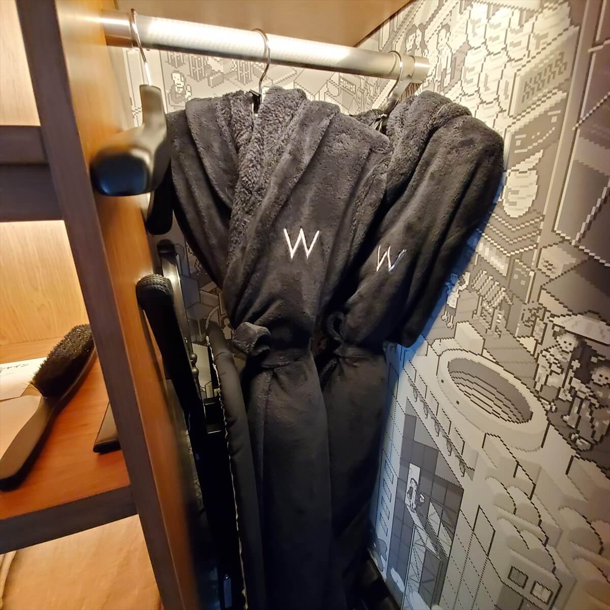 W大阪の黒いバスローブ