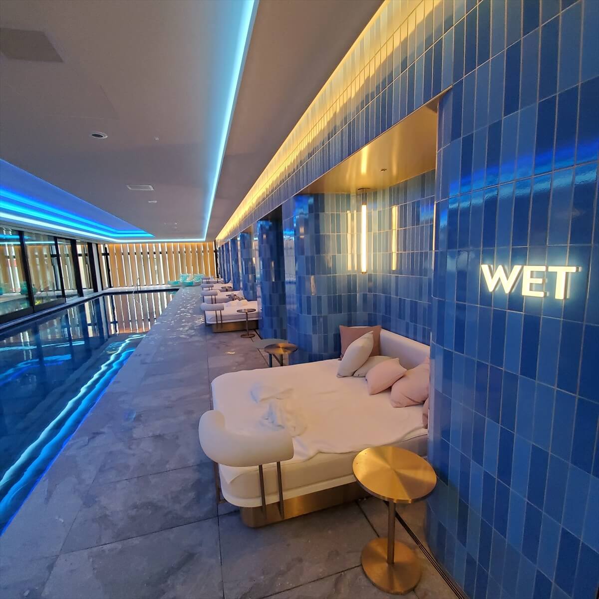W大阪のプール「WET」